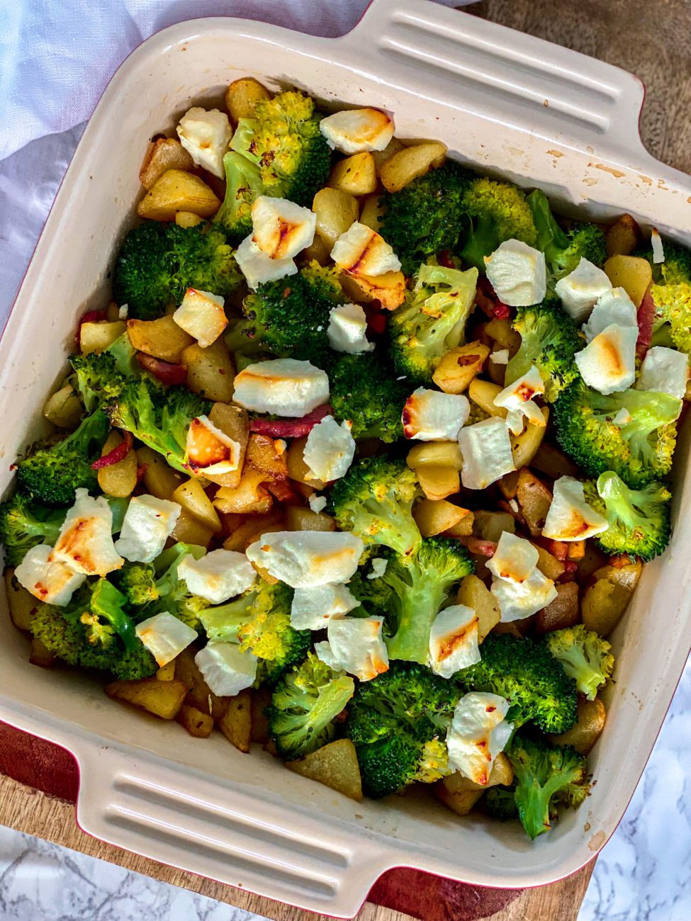 Broccoli met aardappeltjes en spek uit de oven
