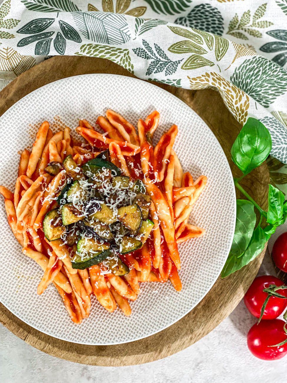 Cavatoni pasta met courgette en aubergine