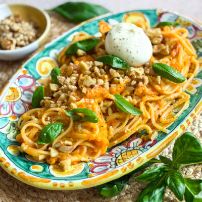 Romige pasta met geroosterde paprika-pompoensaus