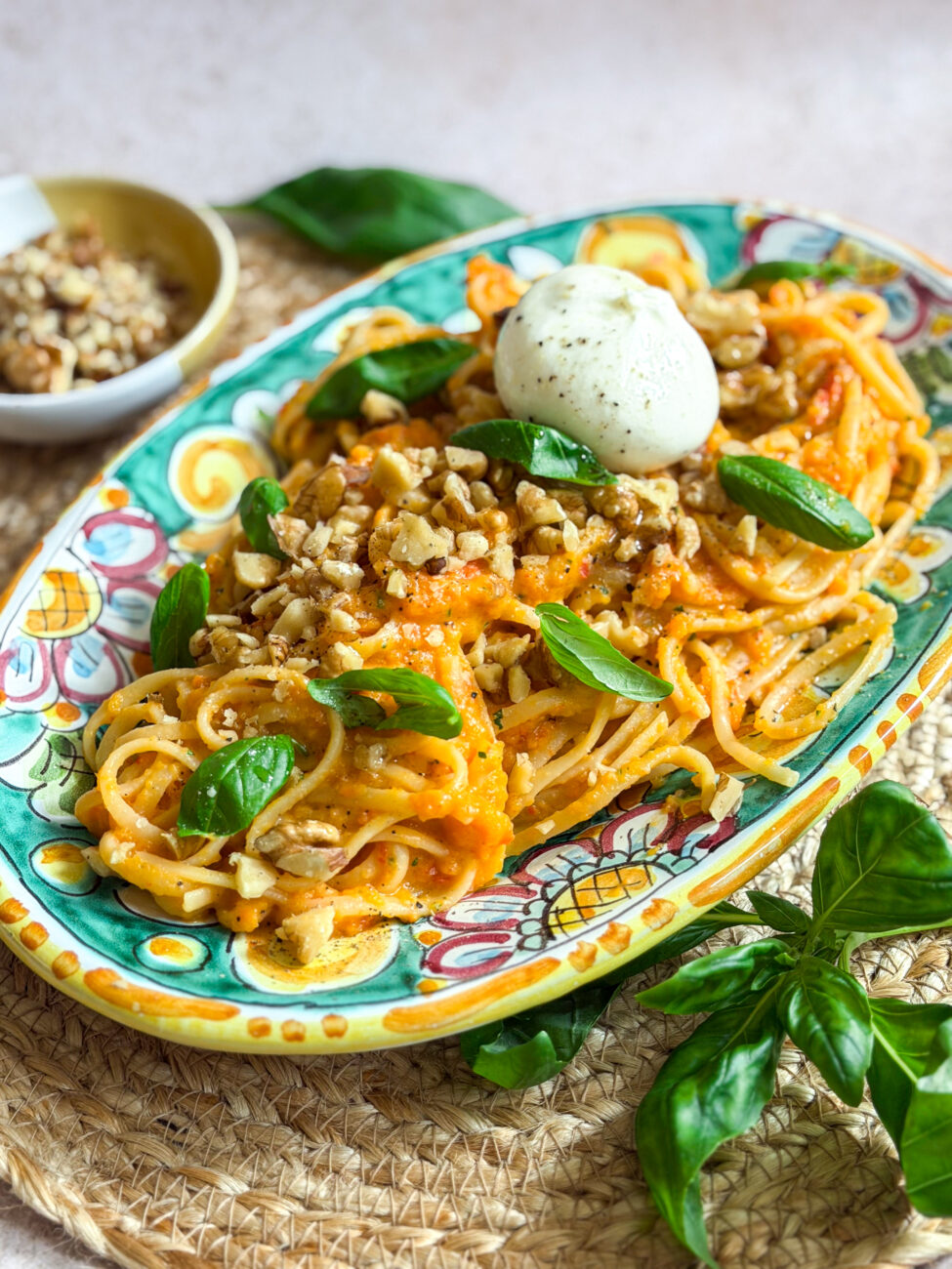 Romige pasta met geroosterde paprika-pompoensaus