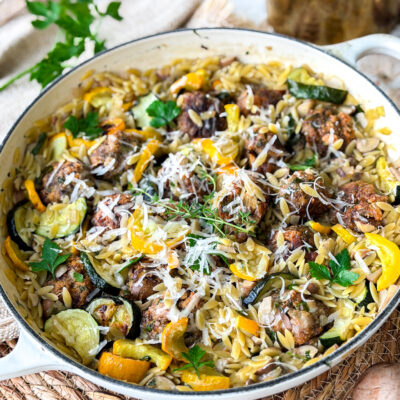 romige orzo met gehaktballetjes champignons en courgette