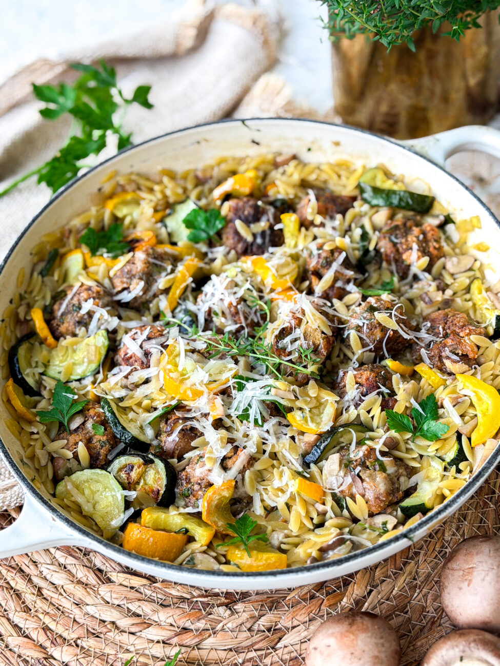 Romige orzo met gehaktballetjes champignons en courgette